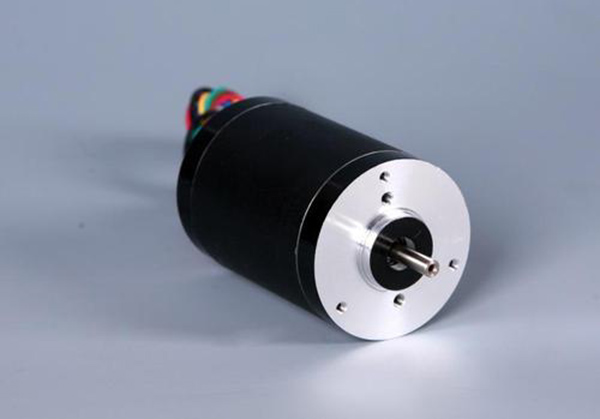 直流無刷電機相比交流感應式電機有哪些優(yōu)點？